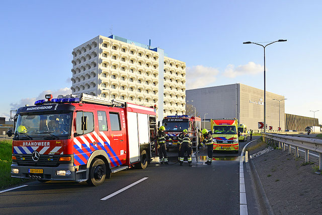 2021/74/20210502-07u08 GB 007 Voertuig te water Fokkerweg.jpg